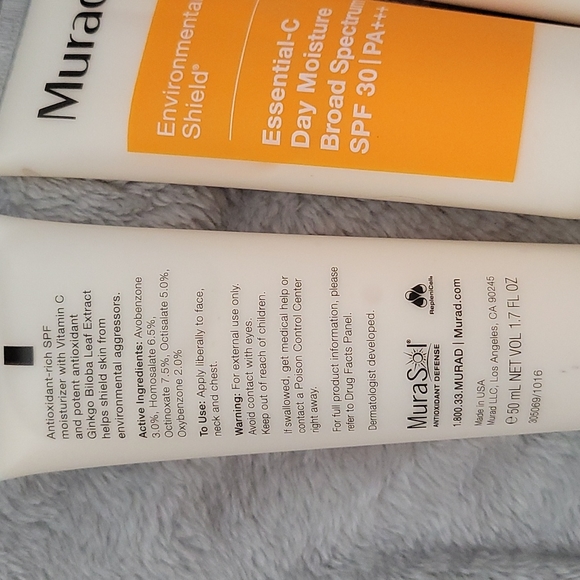 Murad Essential-C Day Moisture SPF 30 - Picture 3 of 4
